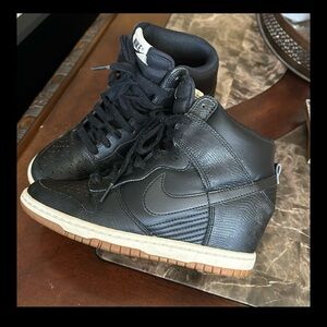 Nike!! high ankle tennis shoes! Completely made of leather! 2 1/2 inch high